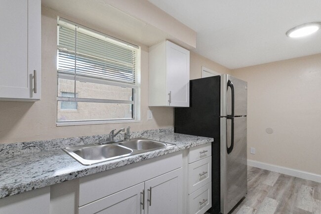 Building Photo - Spacious 4bdrm/1bath House ** $1,945.00 ** Section 8 OK ****