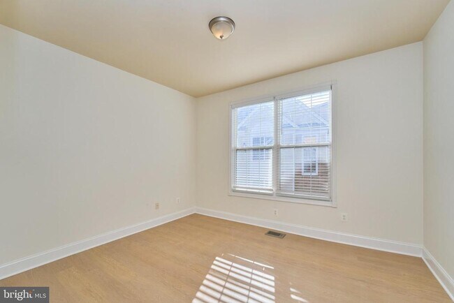 Building Photo - 43865 Hickory Corner Terrace