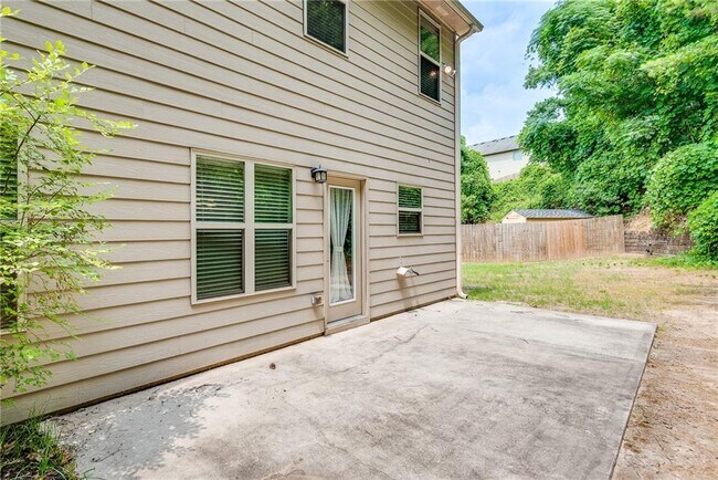 Building Photo - 933 Whitfield Oak Way NE
