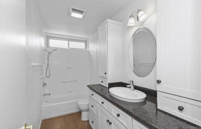 Building Photo - 6880 Hyde Park Dr