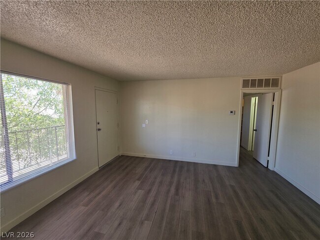 Building Photo - 615 S Royal Crest Cir