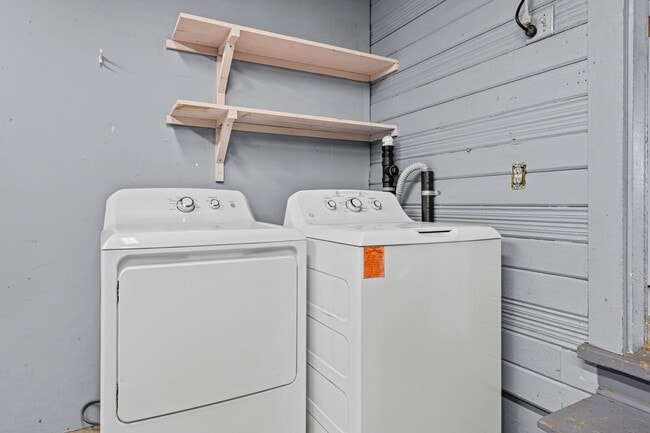 Building Photo - Rare 2 bedroom 1 bath HOUSE by Columbia River Marina!