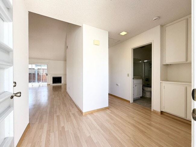 Building Photo - Single Story Townhome in Escondido!