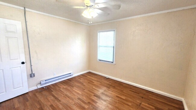 Building Photo - 2 Bed 1 Bath 1 Car  Detached Garage in Chesser Addn Midwest City