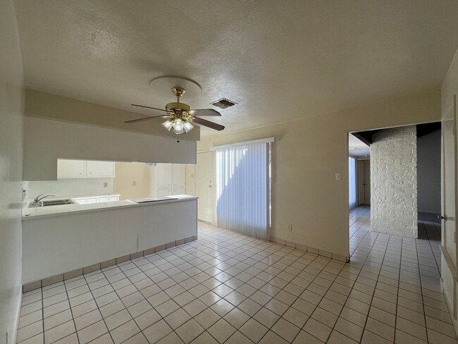 Building Photo - Southside Duplex w/ Two Car Garage