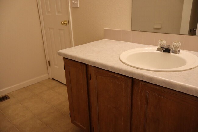 Building Photo - Cozy & Spacious 3-Bedroom Townhome In Fort Collins