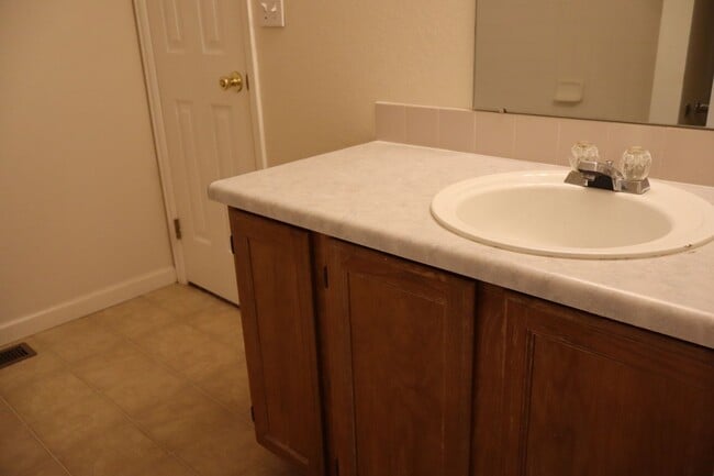 Building Photo - Cozy & Spacious 3-Bedroom Townhome In Fort...