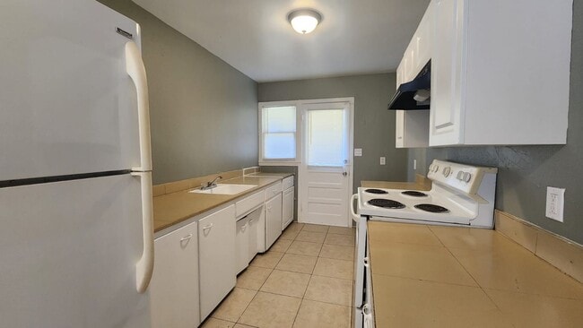 Building Photo - Beautifully restored 1/1 unit - Available ...