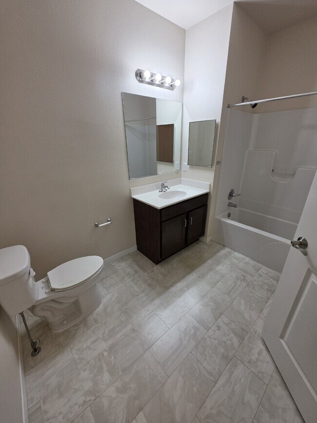 Building Photo - 2 Bedroom | 1 Bathroom 2nd Floor Apartment Available OCTOBER 1ST!