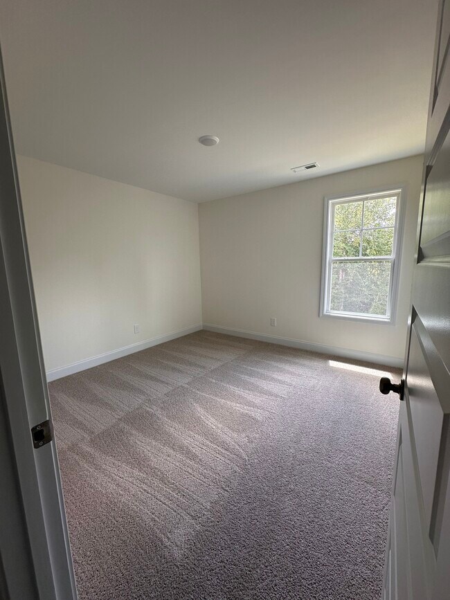 Building Photo - 341 Edwinstowe Ave