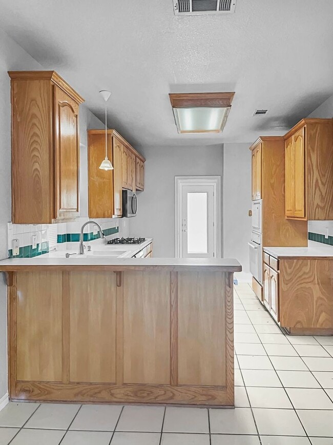 Building Photo - Beautiful 2 Story Home with Greenbelt Views!