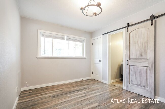 Building Photo - Charming 3-Bedroom Rental with Spacious Ba...