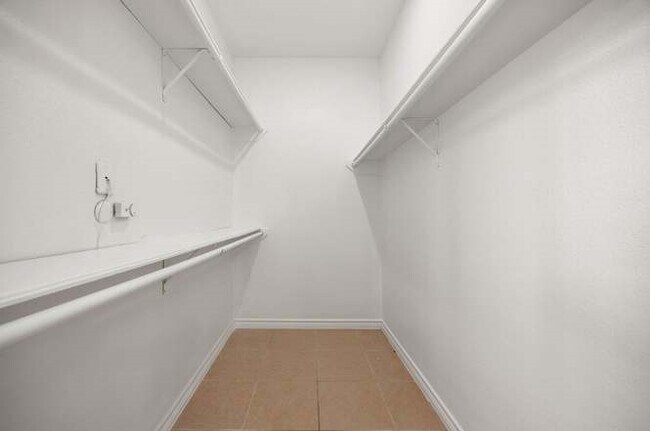Building Photo - 2255 Braeswood Park Dr