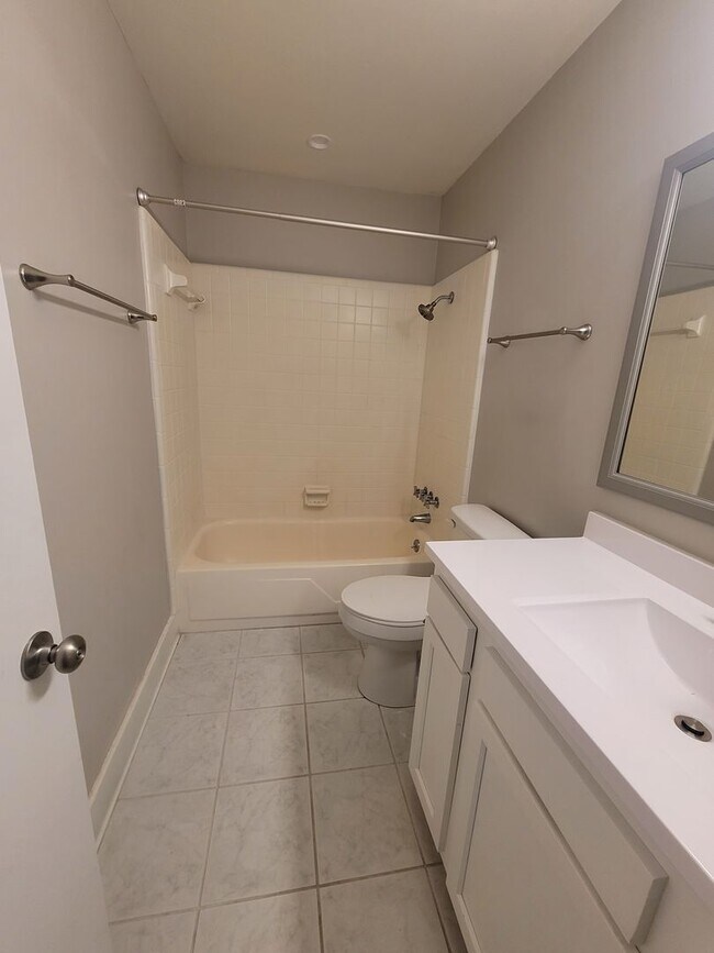 Building Photo - 825 Montclair Dr