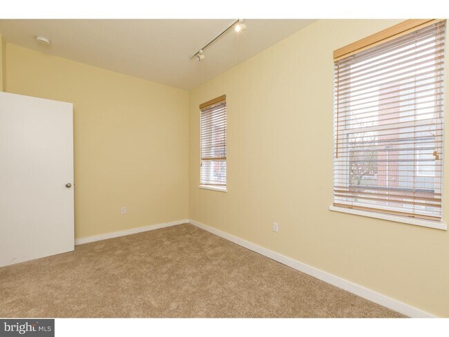Building Photo - Amazing 3bd/2.5 Fairmount Home