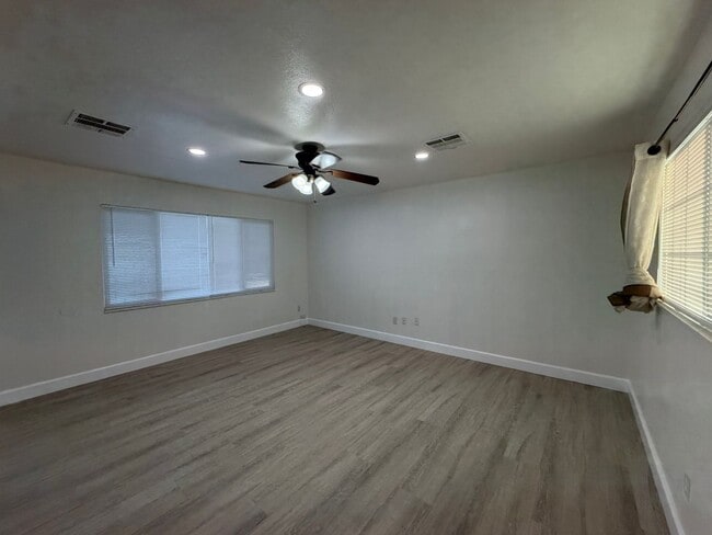 Building Photo - 921 Hill St