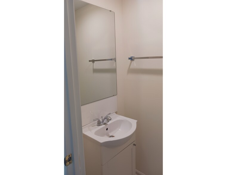 Building Photo - 115 Eastcliff Dr SE