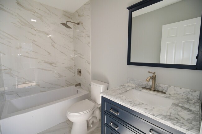 Building Photo - 836 N Parkside Ave