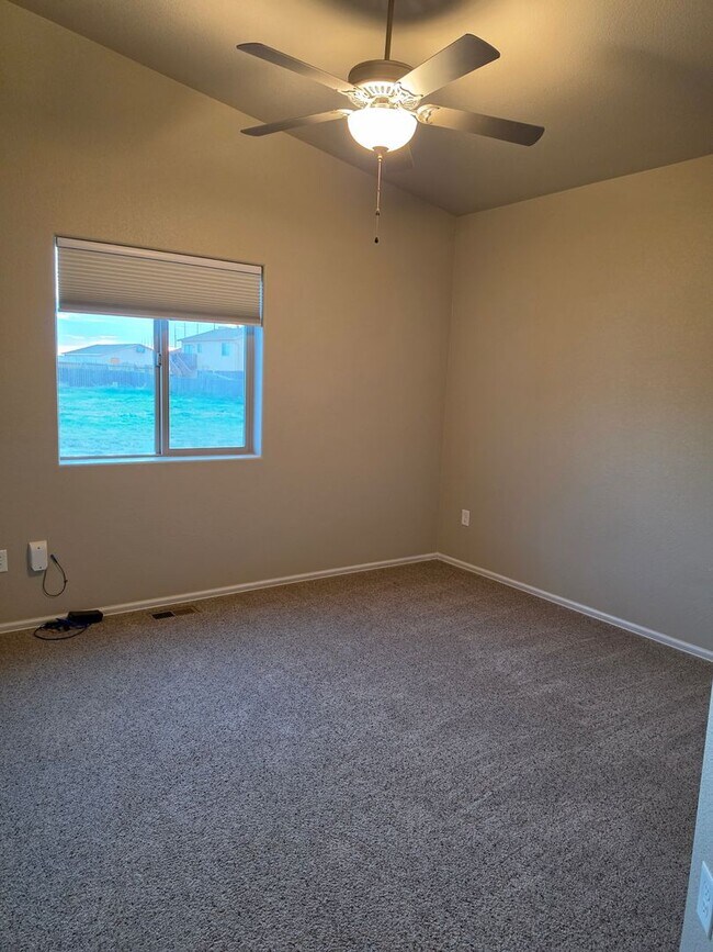 Building Photo - 1058 E Ranch Dr