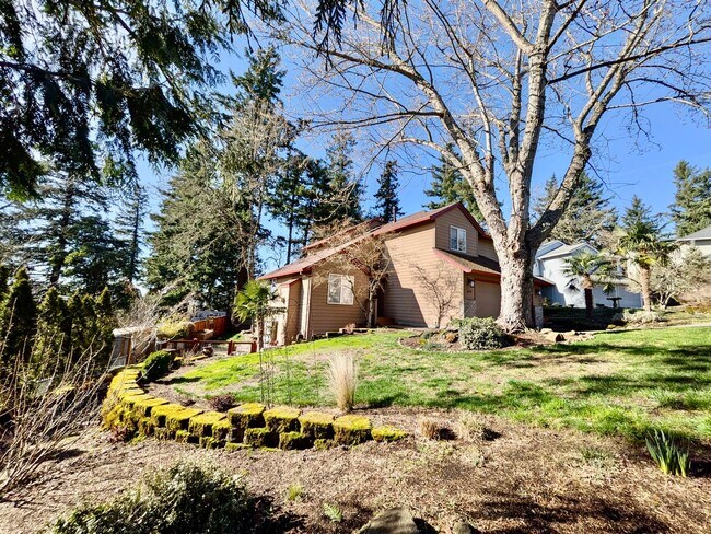 Building Photo - Spacious SW Tigard Retreat with Entertainer’s Backyard & Modern Chef’s Kitchen