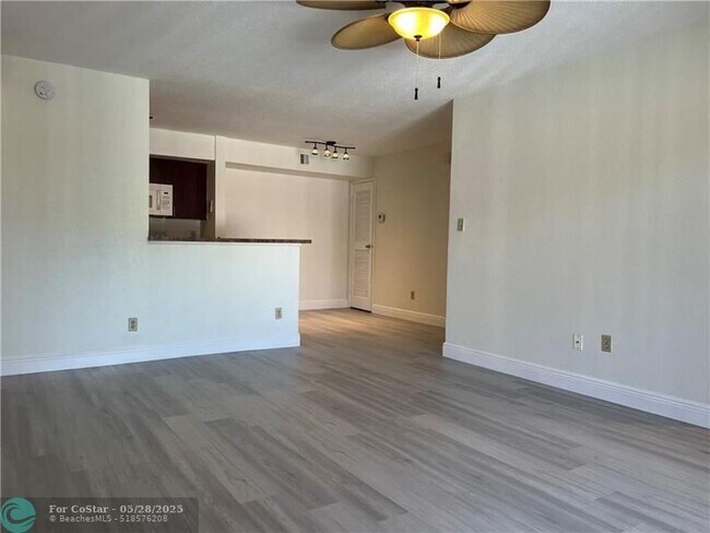 Building Photo - 875 Riverside Dr