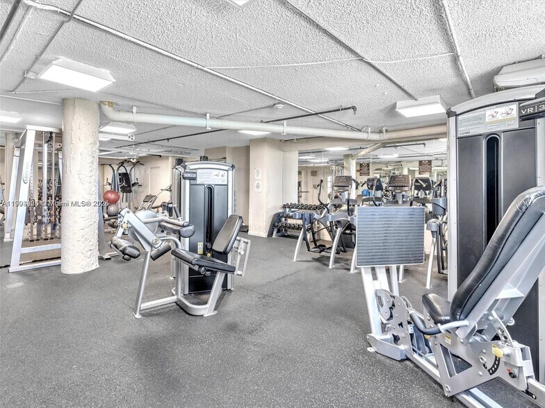 Building Photo - 801 Brickell Bay Dr