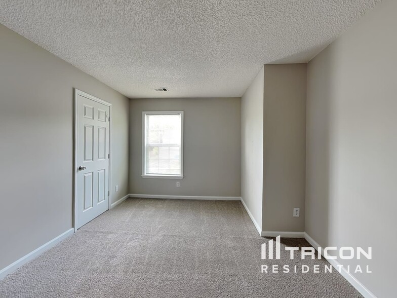 Building Photo - 2335 Black Rock Dr