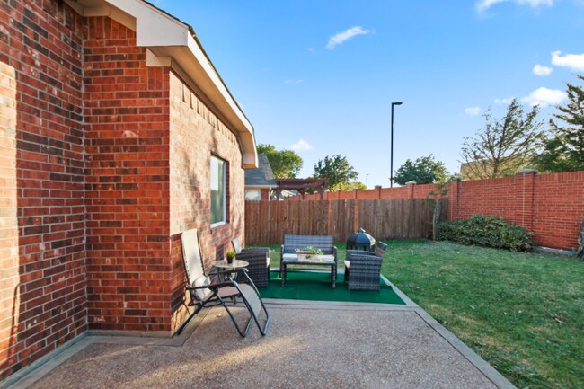 Building Photo - 2697 Redcedar Dr