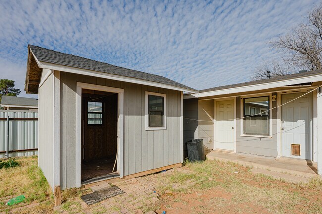 Building Photo - 610 E 54th St