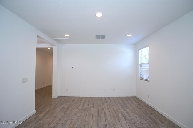 Building Photo - 2540 W Sunland Ave