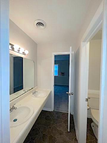 Building Photo - BEAUTIFUL TWO BEDROOM 1.5 BATHROOM APARTME...
