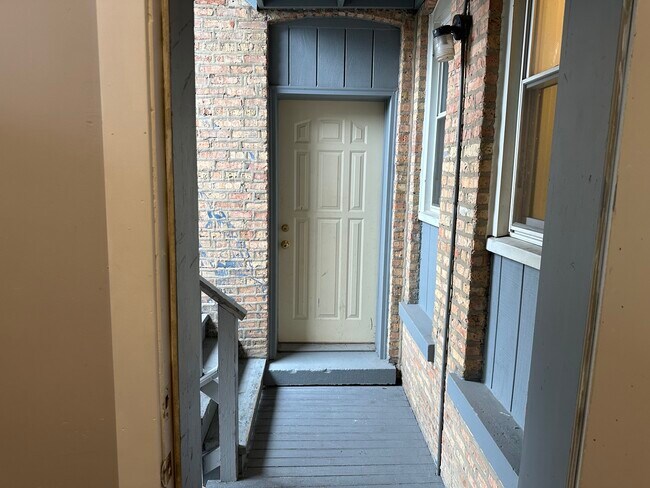 Building Photo - 4054 W Dickens Ave