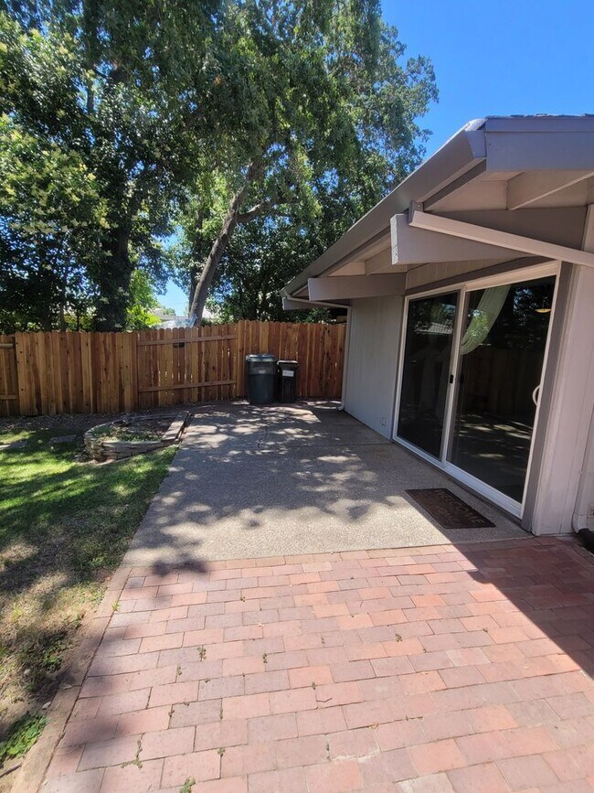 Building Photo - Mid-Century Modern half-plex in American R...