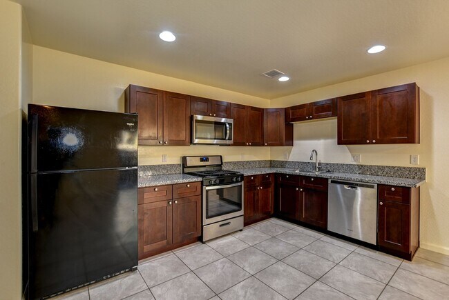 Building Photo - 3330 N Navajo Dr