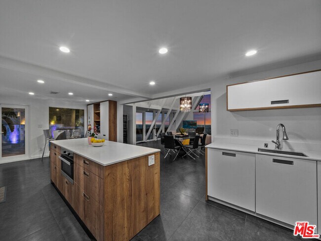 Building Photo - 8460 Cole Crest Dr