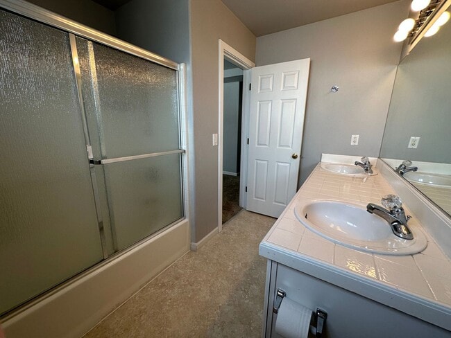 Building Photo - 3 Bedroom Beaverton Home with A/C!