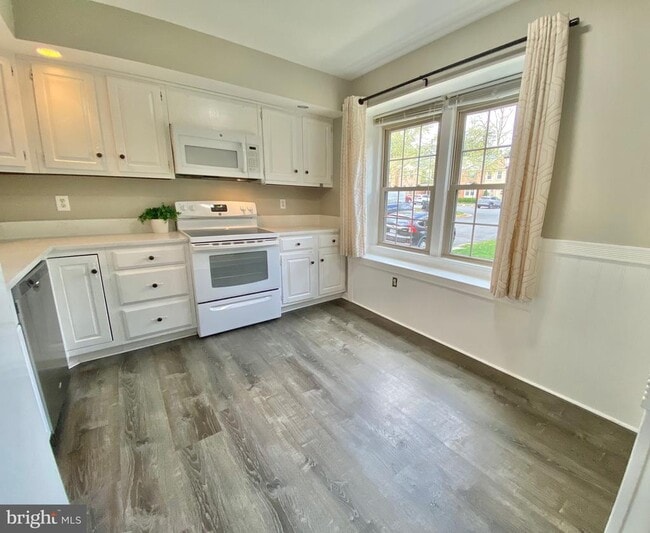 Building Photo - 10323 Hampshire Green Ave