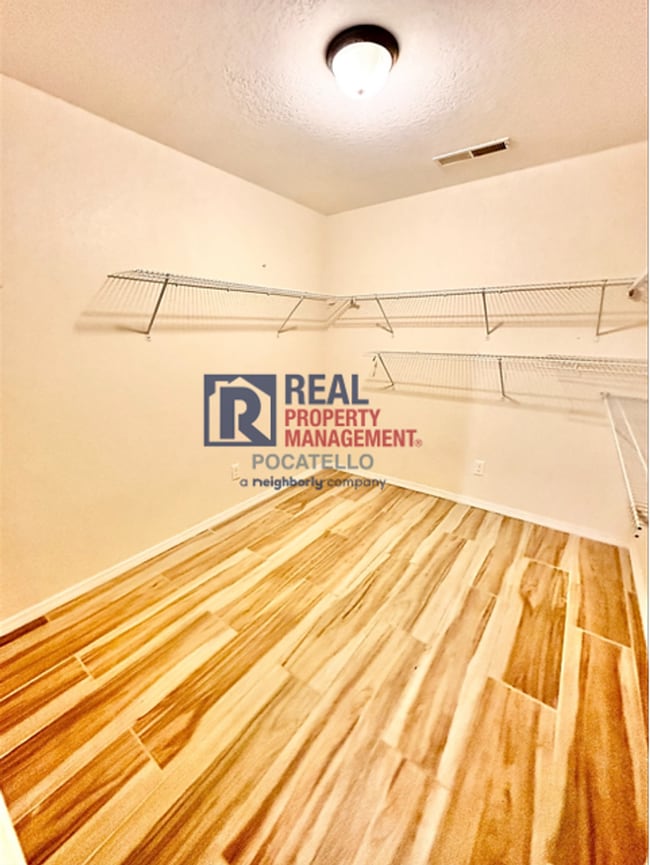 Building Photo - 5 Bedroom 3.5 Bath House - Pet Friendly