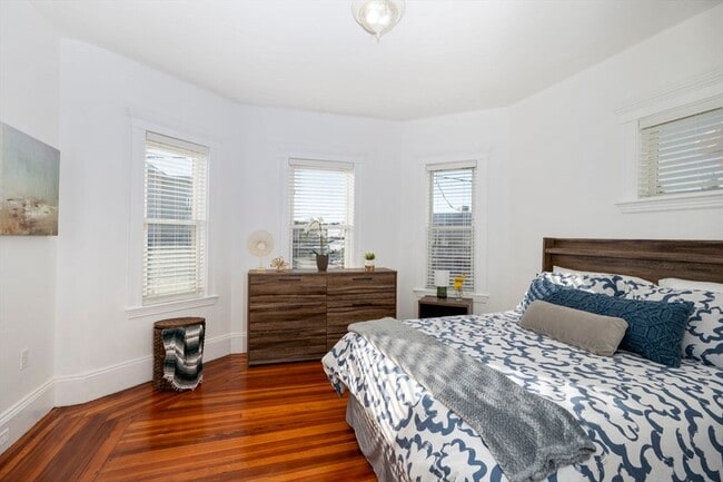 Building Photo - 122 Brook Rd