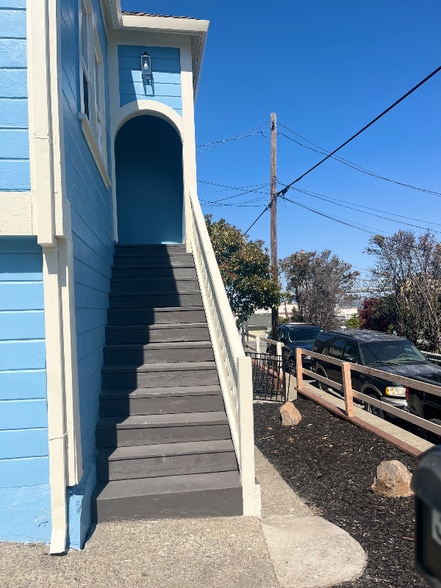 Building Photo - 705 Winslow St