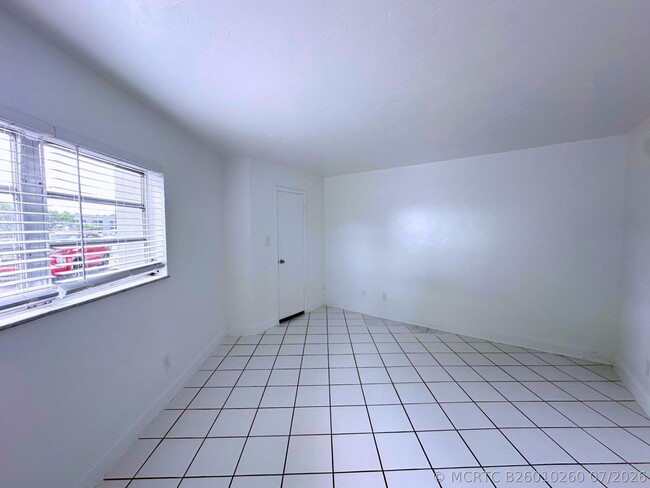 Building Photo - 519 W Kalmia Dr