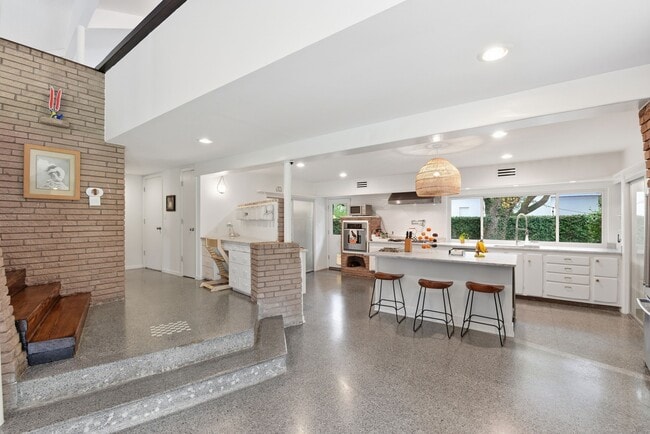 Building Photo - 4603 Ivanhoe St