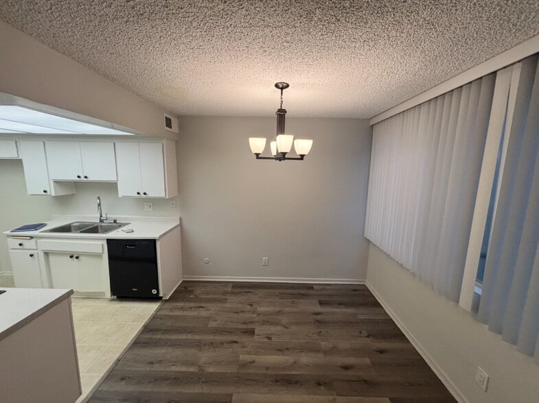 Building Photo - 1626 N Poinsettia Pl