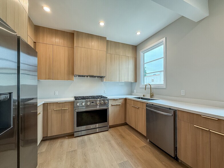 Building Photo - 150 N Arnaz Dr