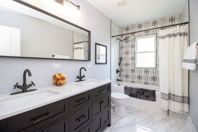 Building Photo - 724 Warner Ave