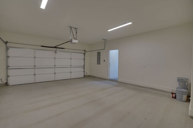 Building Photo - 302 Red Bird Ln