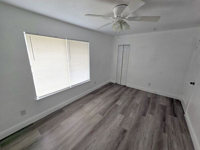 Building Photo - Large Two bedrooms with a cover patio