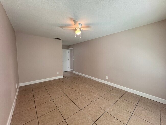 Building Photo - Fully Renovated Palm Harbor Home