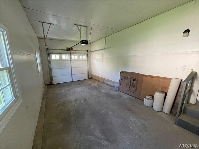 Building Photo - 425 East Ln