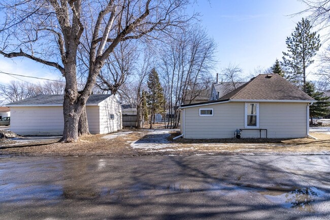 Building Photo - One Bedroom, One Bathroom Single Family Home